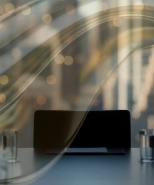 Konferenzraum mit Stadtblick und Premium‑Qualität‑Siegel, moderne Business‑Atmosphäre mit dezentem Wellen‑Design im Vordergrund.