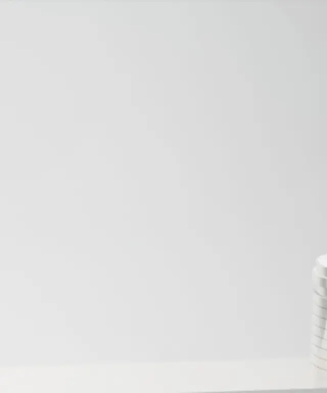 Mehrere weiße Münzstapel in ansteigender Höhe vor hellem Hintergrund – Symbol für finanzielles Wachstum, Ertrag und wirtschaftlichen Erfolg.