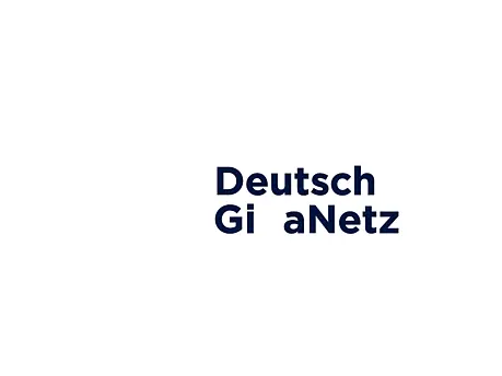 Logo der Deutschen GigaNetz mit orangefarbener, stilisierter „G“-Bildmarke und blauem Schriftzug „Deutsche GigaNetz“ – Anbieter für Glasfaser‑Internet.