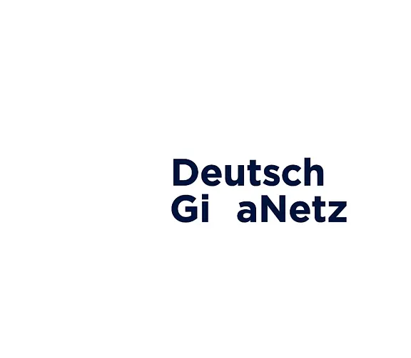 Logo der Deutschen GigaNetz mit orangefarbener, stilisierter „G“-Bildmarke und blauem Schriftzug „Deutsche GigaNetz“ – Anbieter für Glasfaser‑Internet.
