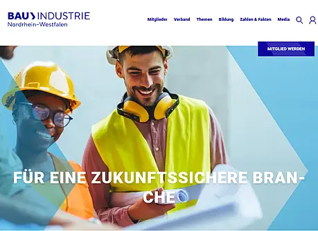 Personen in Warnwesten und Helmen stehen zusammen, halten Bauplaene, Text: Fuer eine zukunftssichere Branche.