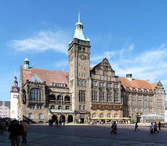 Historisches Rathaus an einem sonnigen Tag auf einem belebten Platz