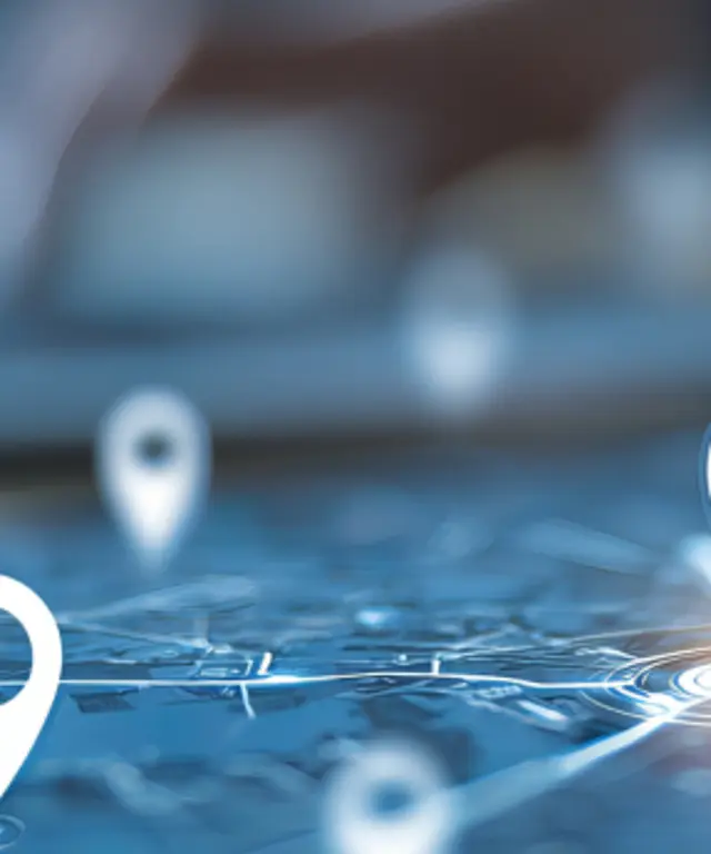 Finger tippt auf leuchtenden Karten‑Pin einer digitalen Landkarte – Symbol für Navigation, Standortbestimmung und moderne Geodaten.