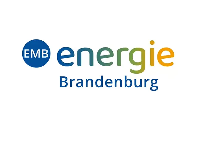 EMB‑Logo mit weißen Buchstaben auf blauem Hintergrund und orangefarbenem Streifen. Markenauftritt des Energieversorgers in Brandenburg.