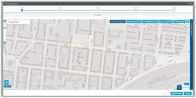 Infografik „Schritt 1 – Wo?“ mit Karten‑Symbolen und Markierungen. Zeigt, wie der Standort einer geplanten Maßnahme für die Leitungsanfrage festgelegt wird.