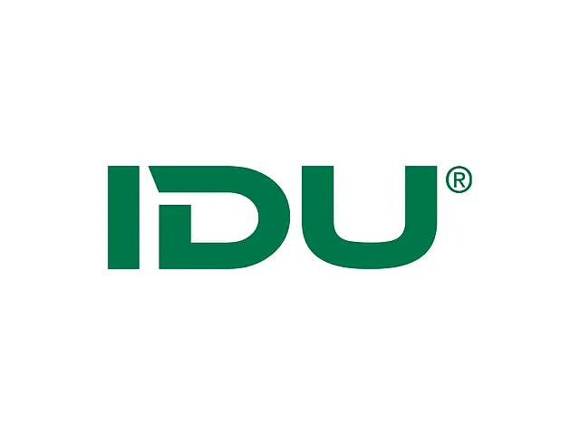 Grünes Logo der IDU IT+Umwelt GmbH mit modernem, kantigem Schriftzug “IDU” und eingekreistem ®‑Symbol, verwendet von einem Anbieter für GIS‑ und Umweltsoftware.